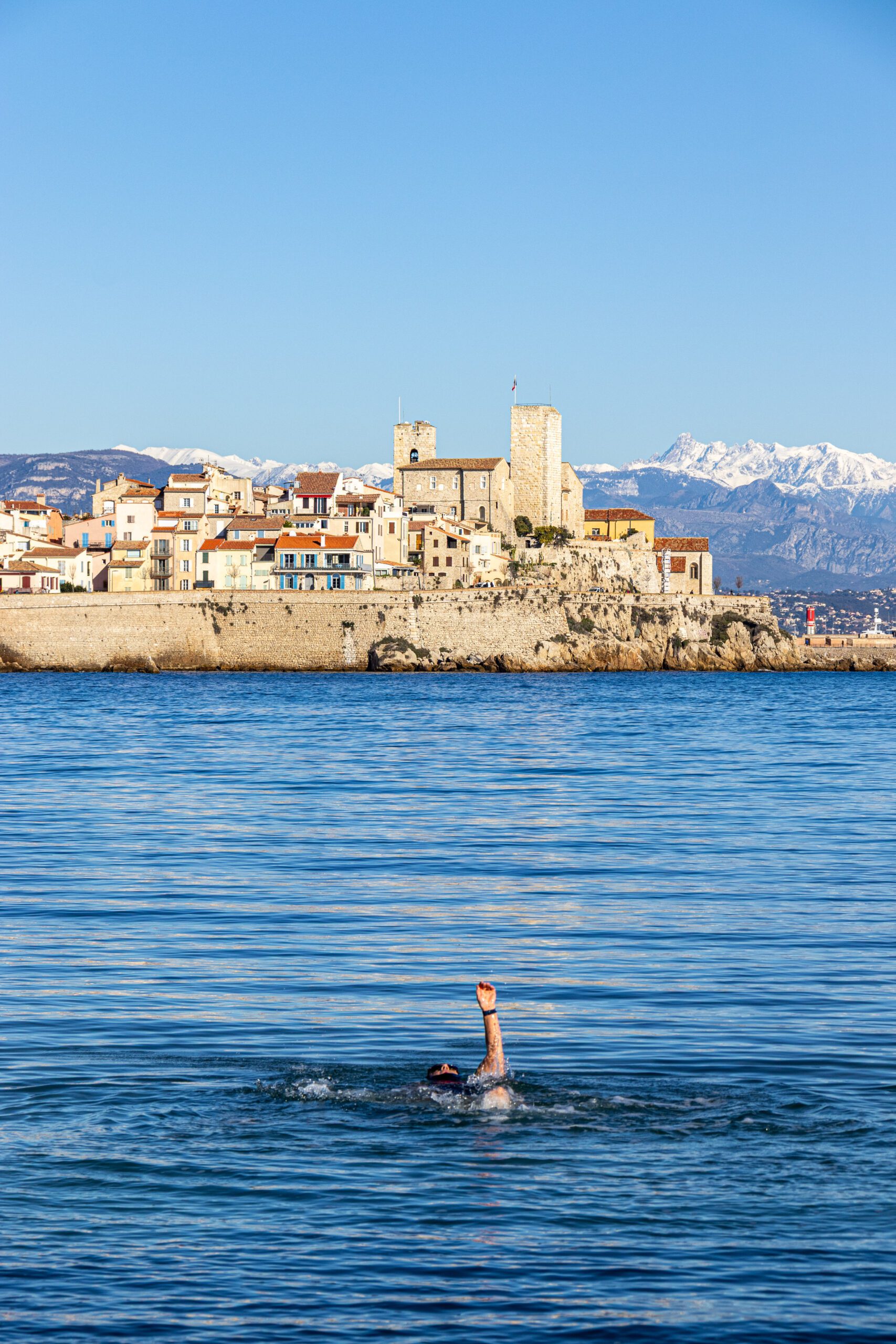 Antibes entre mer et montagnes enneigées ©Cécile Asquier