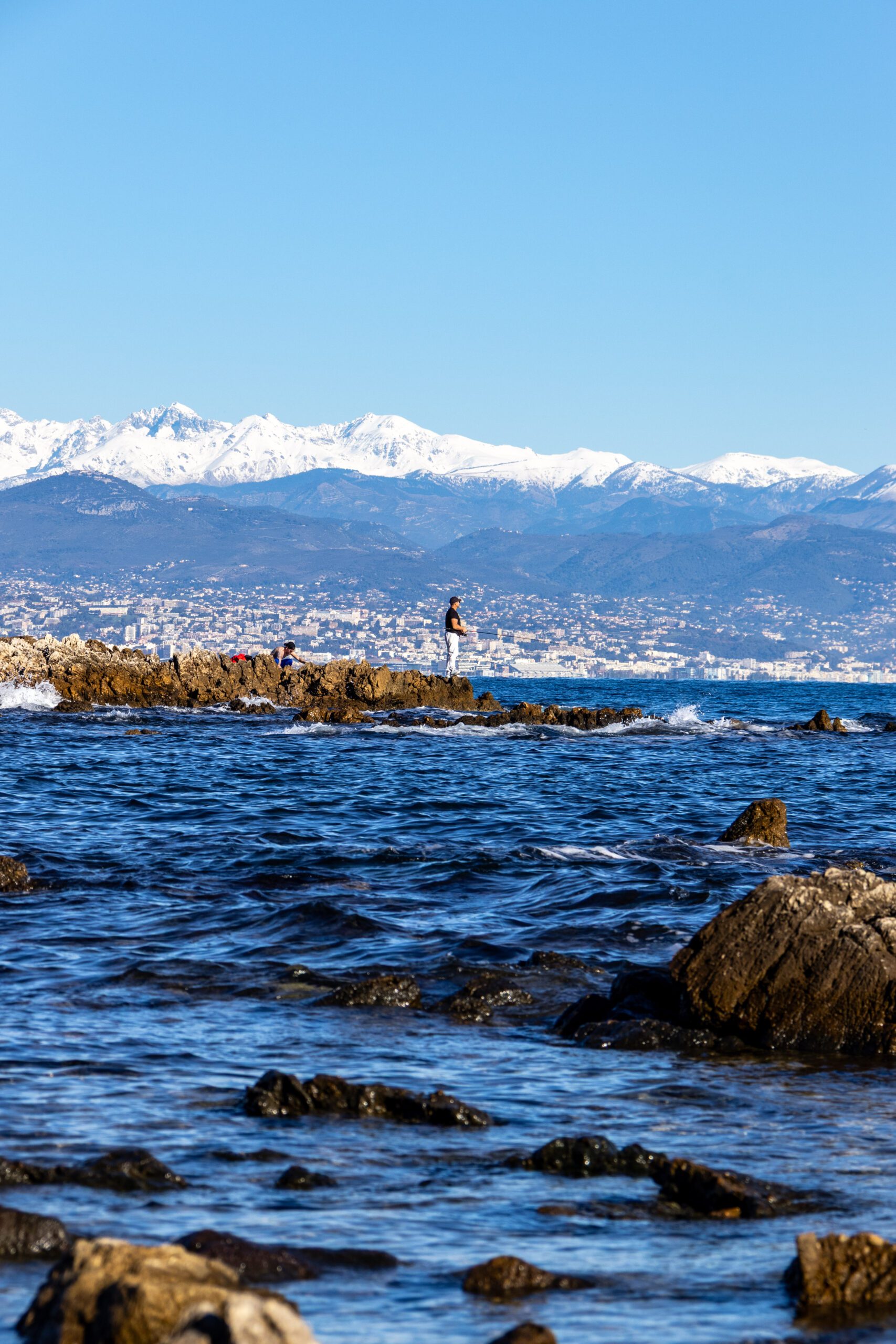 Cap d'Antibes entre mer et montagnes enneigées ©Cécile Asquier